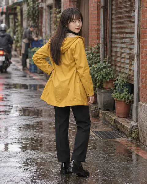 Mei at Dadaocheng alleys